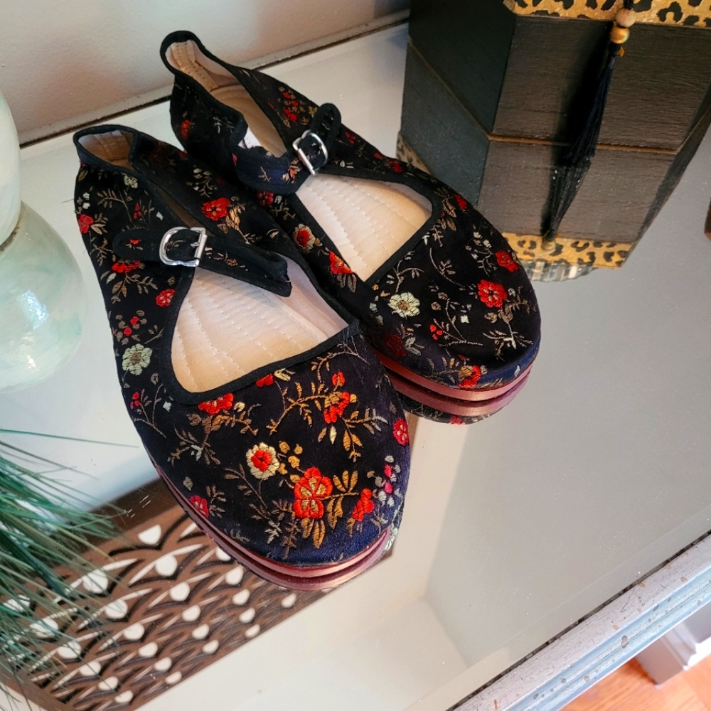 Urban Outfitters Chinese Slippers shoes size 9